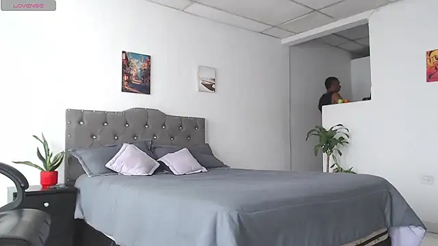 Aaronblack1  online show from April 24, 1:57 pm