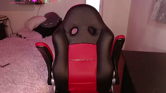 MissDennise online show from March 6, 6:48 pm