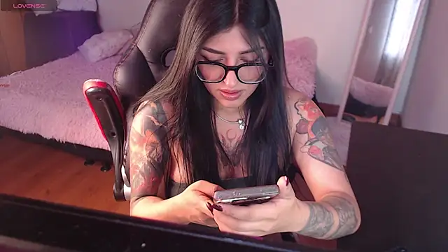 MissDennise online show from September 18, 4:42 pm