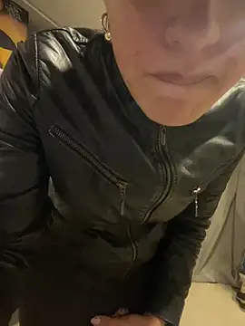 Snapshot of aangie__uwu chatting on December 3, 11:13 pm aangie  uwu online show from December 3, 11:13 pm