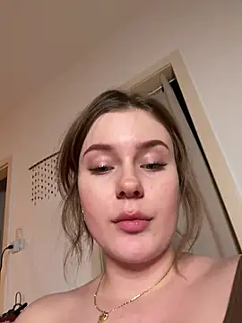 Snapshot of MaribelRiver chatting on February 9, 1:11 am MaribelRiver online show from February 9, 1:11 am