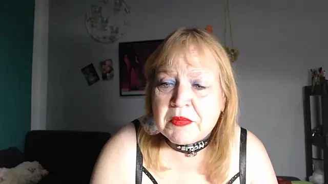 Snapshot of Blasflittchen chatting on June 12, 9:46 pm Blasflittchen online show from June 12, 9:46 pm