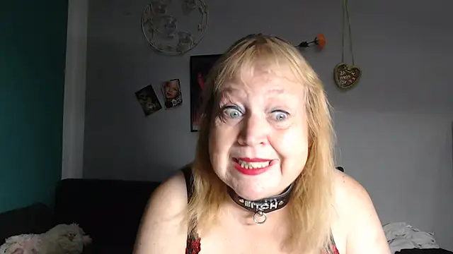 Snapshot of Blasflittchen chatting on July 5, 12:23 pm Blasflittchen online show from July 5, 12:23 pm
