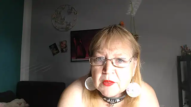 Snapshot of Blasflittchen chatting on July 28, 7:39 pm Blasflittchen online show from July 28, 7:39 pm
