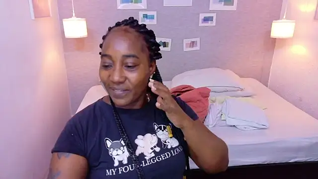 Snapshot of kiara_evanss chatting on October 22, 8:19 pm kiara evanss online show from October 22, 8:19 pm