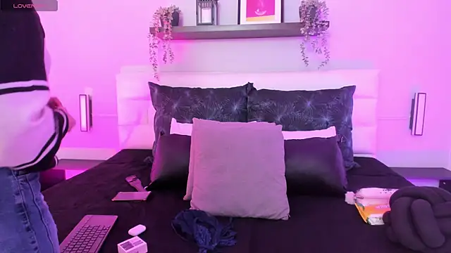 isabella simons online show from April 23, 2:35 am