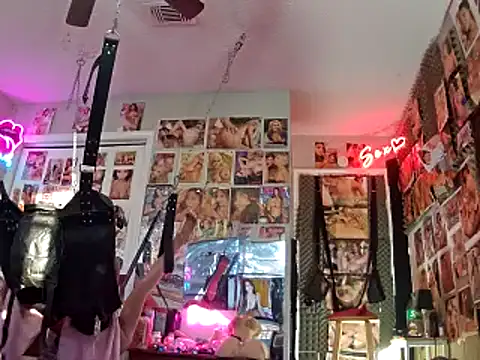 Snapshot of luvs2cumm69 chatting on December 3, 1:43 pm luvs2cumm69 online show from December 3, 1:43 pm