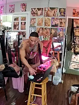 Snapshot of luvs2cumm69 chatting on December 9, 6:57 pm luvs2cumm69 online show from December 9, 6:57 pm