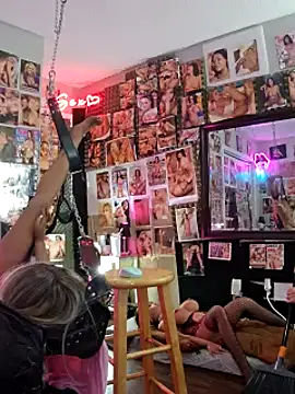 Snapshot of luvs2cumm69 chatting on December 16, 12:48 am luvs2cumm69 online show from December 16, 12:48 am