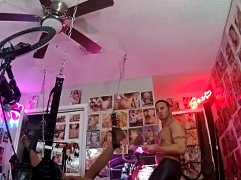 Snapshot of luvs2cumm69 chatting on January 11, 2:30 am luvs2cumm69 online show from January 11, 2:30 am