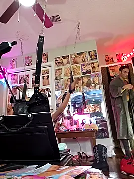 Snapshot of luvs2cumm69 chatting on February 21, 3:32 pm luvs2cumm69 online show from February 21, 3:32 pm