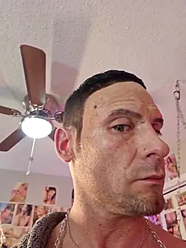 Snapshot of luvs2cumm69 chatting on February 26, 1:11 am luvs2cumm69 online show from February 26, 1:11 am