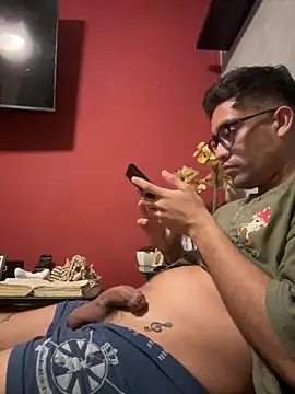 Snapshot of Magicerosxx69 chatting on November 16, 8:20 am Magicerosxx69 online show from November 16, 8:20 am