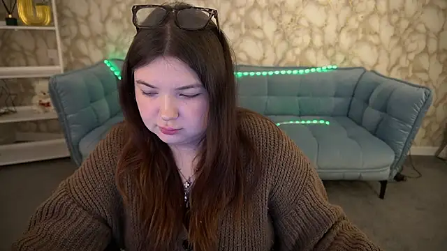 RosieMoons online show from February 3, 8:25 pm