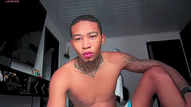 Snapshot of sexy_blacks_ chatting on June 17, 11:45 am sexy blacks online show from June 17, 11:45 am