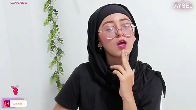 aysel elid online show from December 9, 9:05 pm