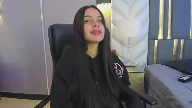 ChloeHarper  online show from April 20, 11:46 am