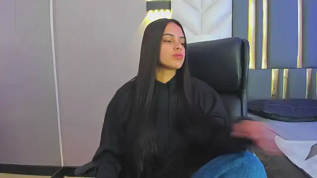 ChloeHarper  online show from April 22, 11:34 am