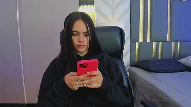 ChloeHarper  online show from April 23, 11:42 am