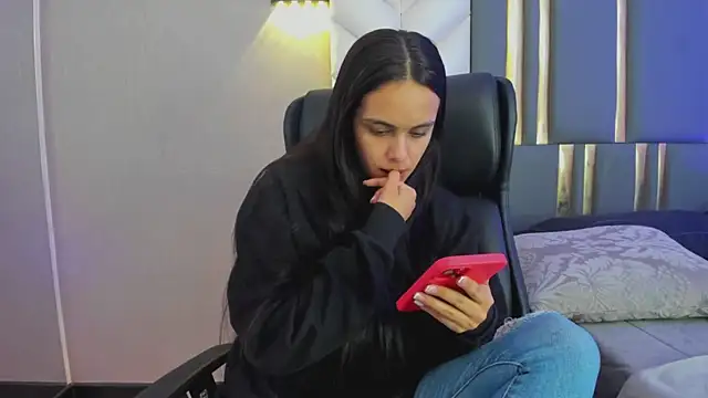 ChloeHarper  online show from April 24, 11:56 am