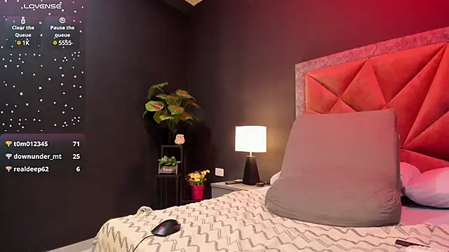 mia milff online show from March 1, 9:15 pm