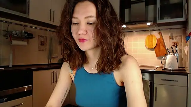 Kelly Yon online show from December 14, 9:02 pm