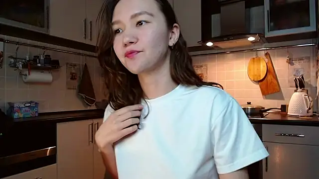 Kelly Yon online show from March 14, 7:12 pm