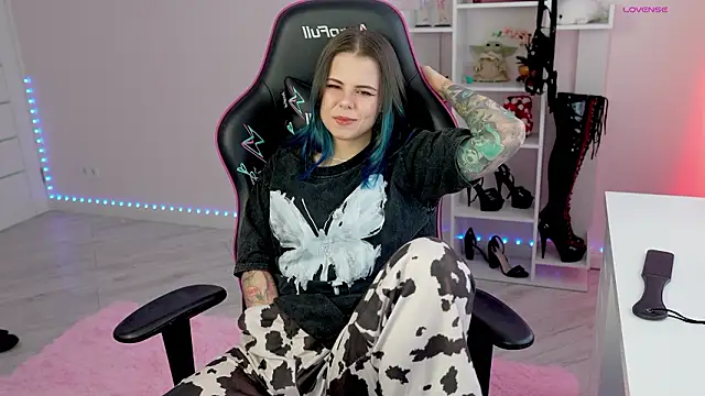 Latex Kitty online show from March 18, 2:09 pm