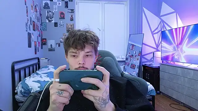 DENIS HERE online show from February 4, 4:18 pm