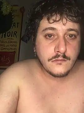 Snapshot of Daminou28 chatting on December 4, 12:30 am Daminou28 online show from December 4, 12:30 am