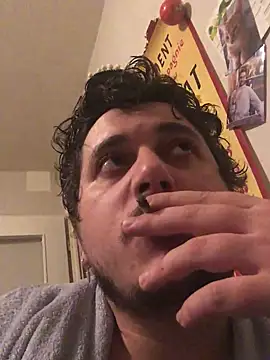 Snapshot of Daminou28 chatting on December 18, 12:43 am Daminou28 online show from December 18, 12:43 am