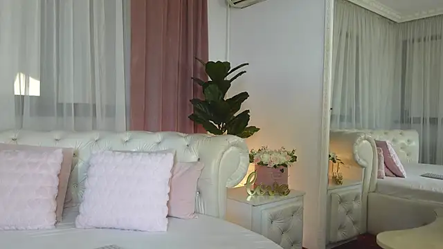 Snapshot of NinaCrystal1 chatting on July 23, 10:13 am NinaCrystal1 online show from July 23, 10:13 am