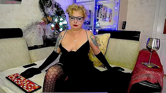 Snapshot of -Yourwoman- chatting on December 24, 6:17 pm -Yourwoman- online show from December 24, 6:17 pm