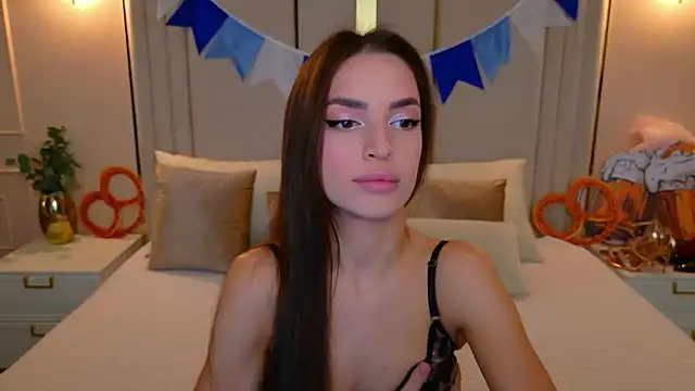 Snapshot of BellaHalles chatting on October 4, 5:49 am BellaHalles online show from October 4, 5:49 am