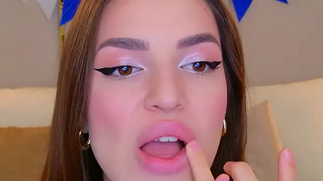 Snapshot of BellaHalles chatting on October 5, 6:12 am BellaHalles online show from October 5, 6:12 am