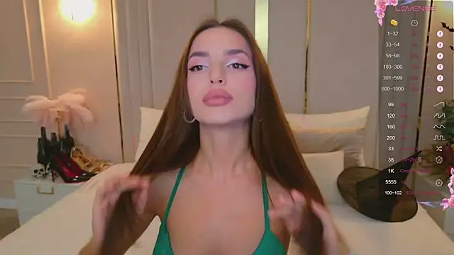 Snapshot of BellaHalles chatting on October 26, 5:57 am BellaHalles online show from October 26, 5:57 am