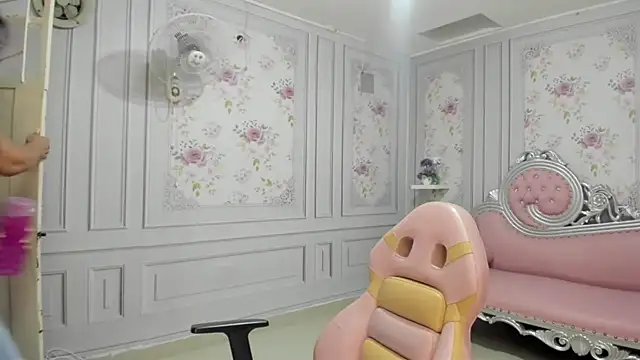 Snapshot of perla_milf4u chatting on February 21, 7:21 pm perla milf4u online show from February 21, 7:21 pm