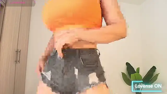 Snapshot of perla_milf4u chatting on October 12, 12:59 pm perla milf4u online show from October 12, 12:59 pm