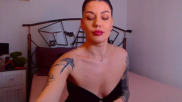 YvonneEverlee online show from November 14, 8:51 pm