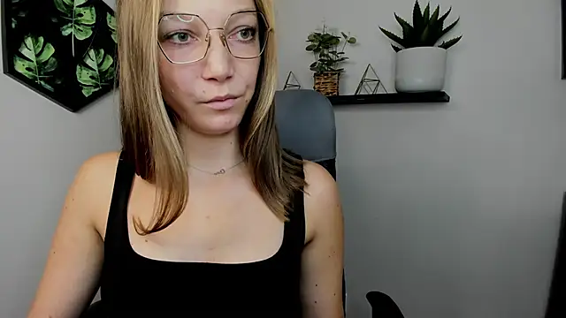 EmillyPlay online show from December 6, 8:59 am