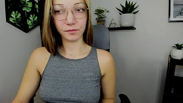 EmillyPlay online show from December 17, 6:56 am