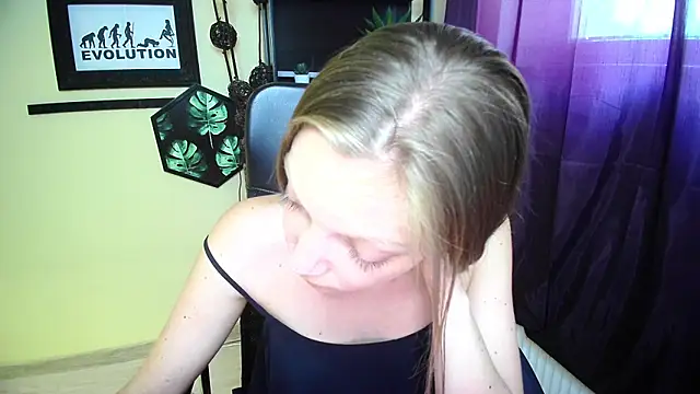 Snapshot of EmillyPlay chatting on June 3, 2:33 pm EmillyPlay online show from June 3, 2:33 pm
