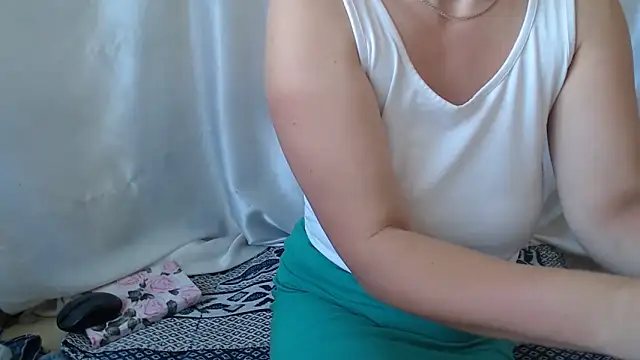 Snapshot of Burberrry_ chatting on September 22, 8:27 am Burberrry  online show from September 22, 8:27 am