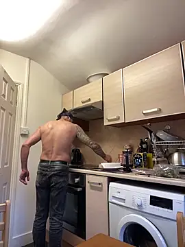 Snapshot of Yourhotboy_42 chatting on February 20, 4:40 pm Yourhotboy 42 online show from February 20, 4:40 pm