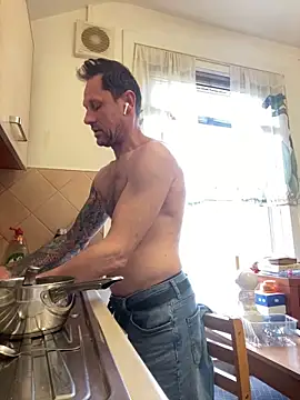 Snapshot of Yourhotboy_42 chatting on April 5, 4:04 pm Yourhotboy 42 online show from April 5, 4:04 pm