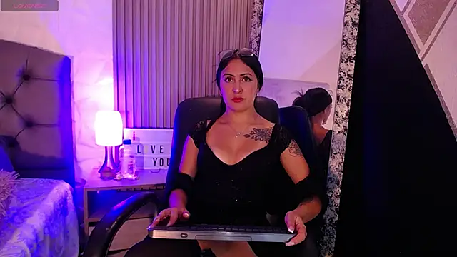 isabella smith  online show from January 30, 12:59 pm