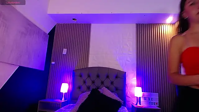 isabella smith  online show from February 4, 1:06 pm