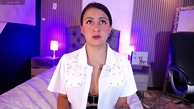 isabella smith  online show from February 8, 1:01 pm