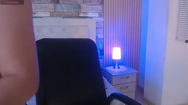 isabella smith  online show from October 7, 4:59 pm