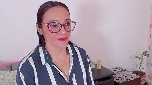 Jessica Herrera  online show from April 22, 10:00 pm